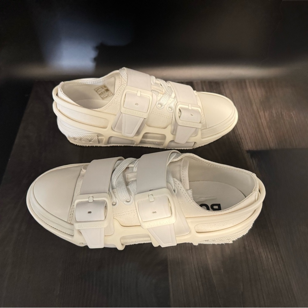 BURBERRY
White Canvas Sneakers
NWT | EU 35 - Picture 15 of 16